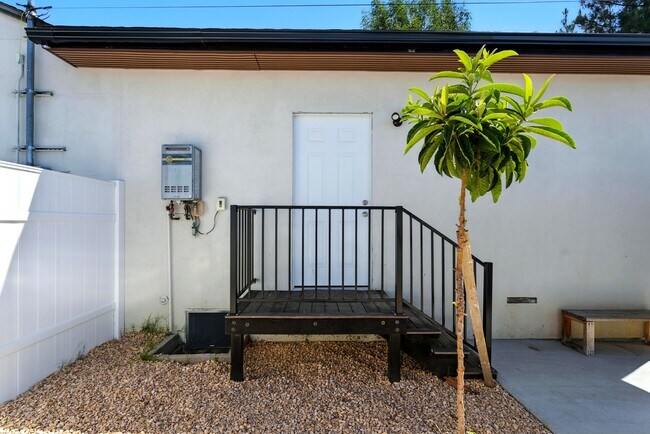 Foto del edificio - 13700 Branford St