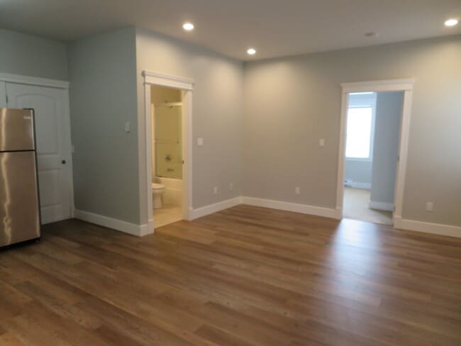 Building Photo - 1005 Arngask Ave