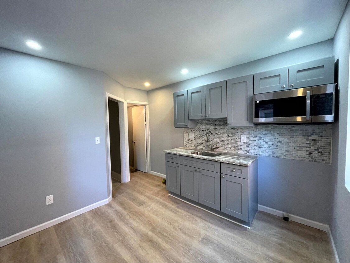 Foto principal - Remodeled 3BR House Steps to LaSalle Unive...