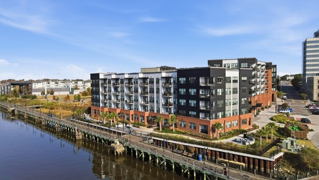 Building Photo - Metropolitan at the Riverwalk