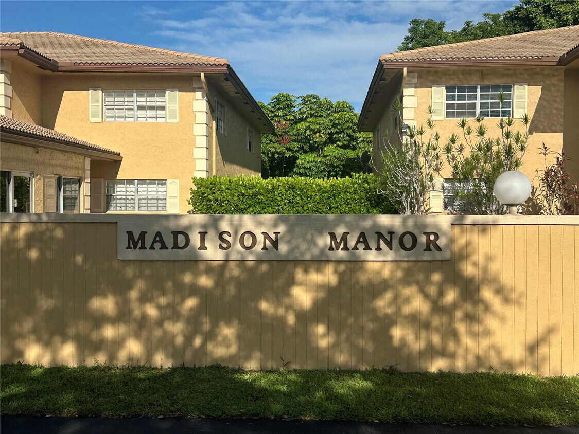 Foto principal - 3034 Coral Springs Dr