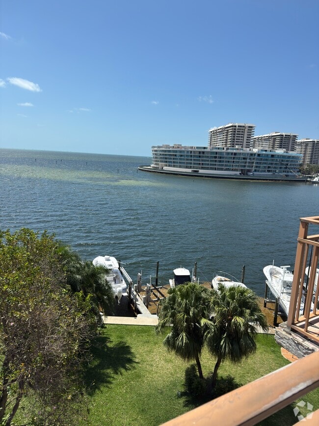 Building Photo - 1632 S Bayshore Ct