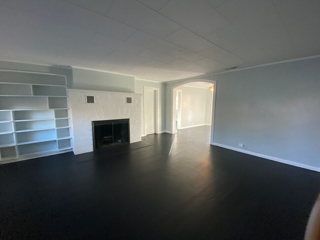 Building Photo - Single level charmer in SE Bend!