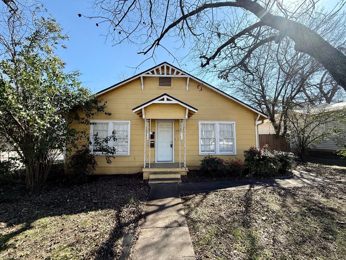 Primary Photo - Spacious home in the heart of Waco