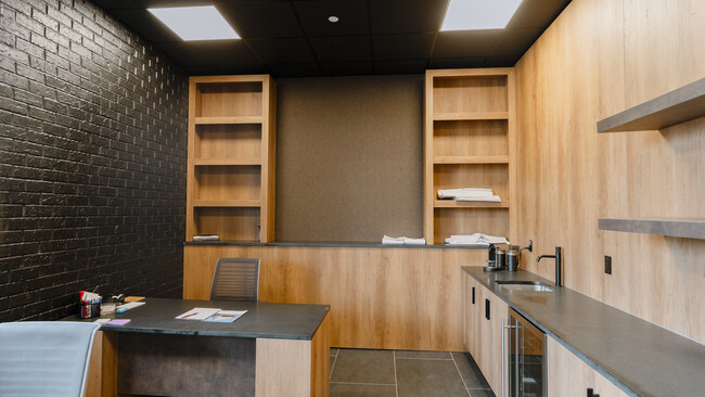 Office - 201 Newark Pompton Turnpike