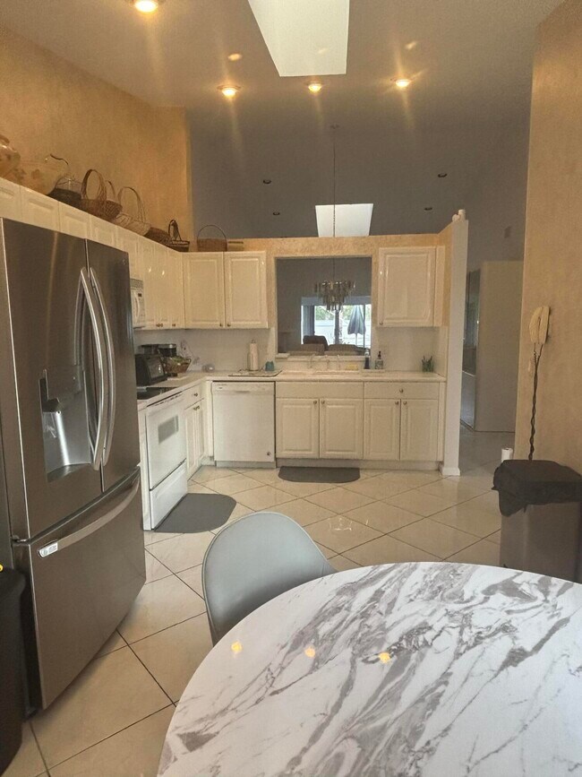 Foto del edificio - 5574 Royal Lake Cir