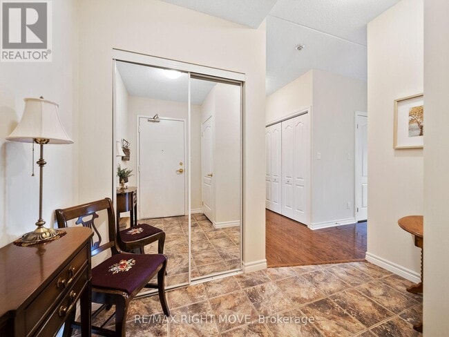 Building Photo - 486-486 Laclie St