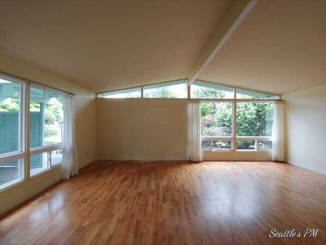 Foto del edificio - Mid-Century Modern Home in Kenmore- Fully ...