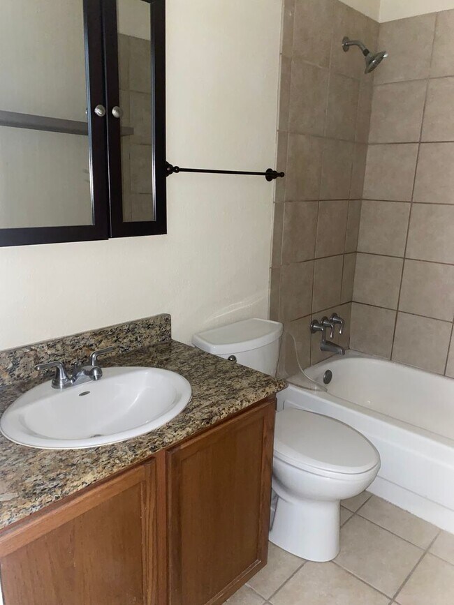 Foto del edificio - Beautiful Lake Plaza 1 Bedroom / 1 Bath Co...