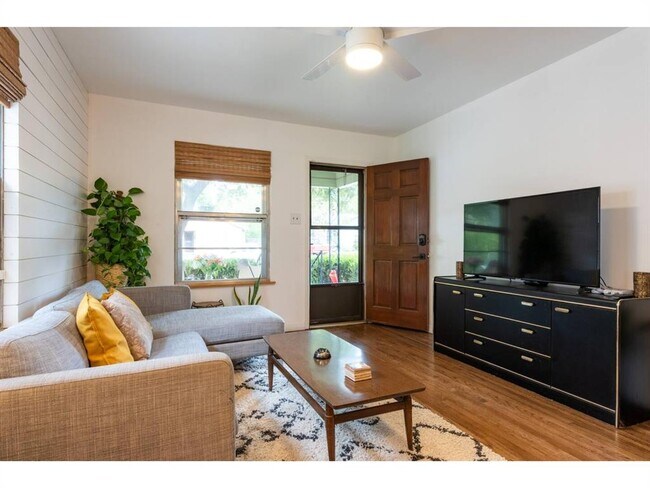 Foto del edificio - 3011 E 17th St