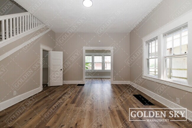 Building Photo - 427 S Mound St