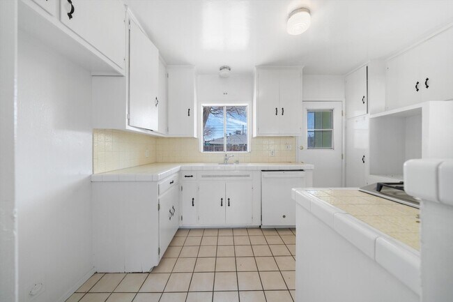 Foto del edificio - 44526 Cedar Ave