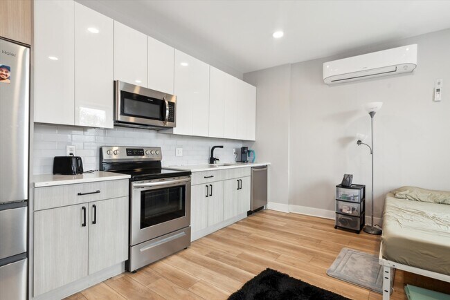 Building Photo - 325 N 40th St