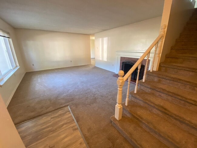 Building Photo - Spacious 3 Bedroom 1.5 Bath Duplex
