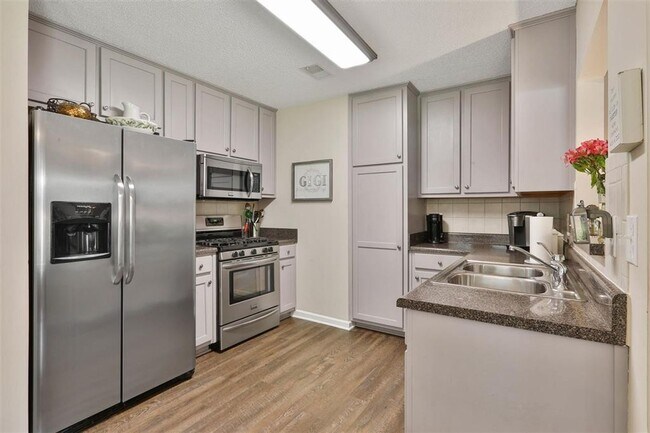 Building Photo - Highly sought after & beautifully maintain...