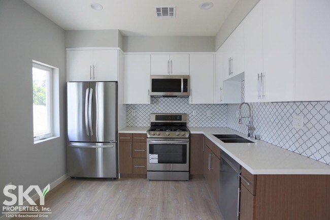 Foto del edificio - 1242 N Beachwood Dr