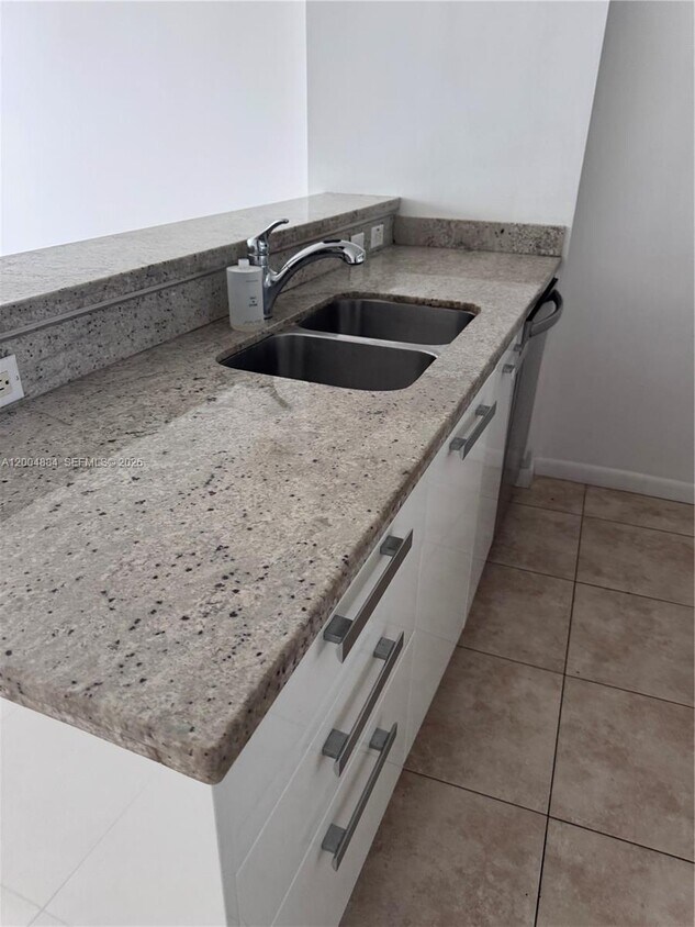 Foto del edificio - 601 NE 36th St
