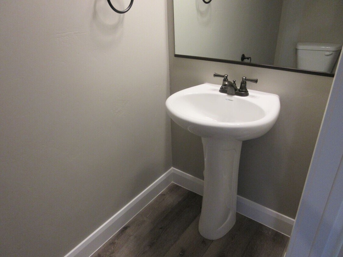 Primary Photo - 3 bedroom, 2.5 bath - Newer town home livi...