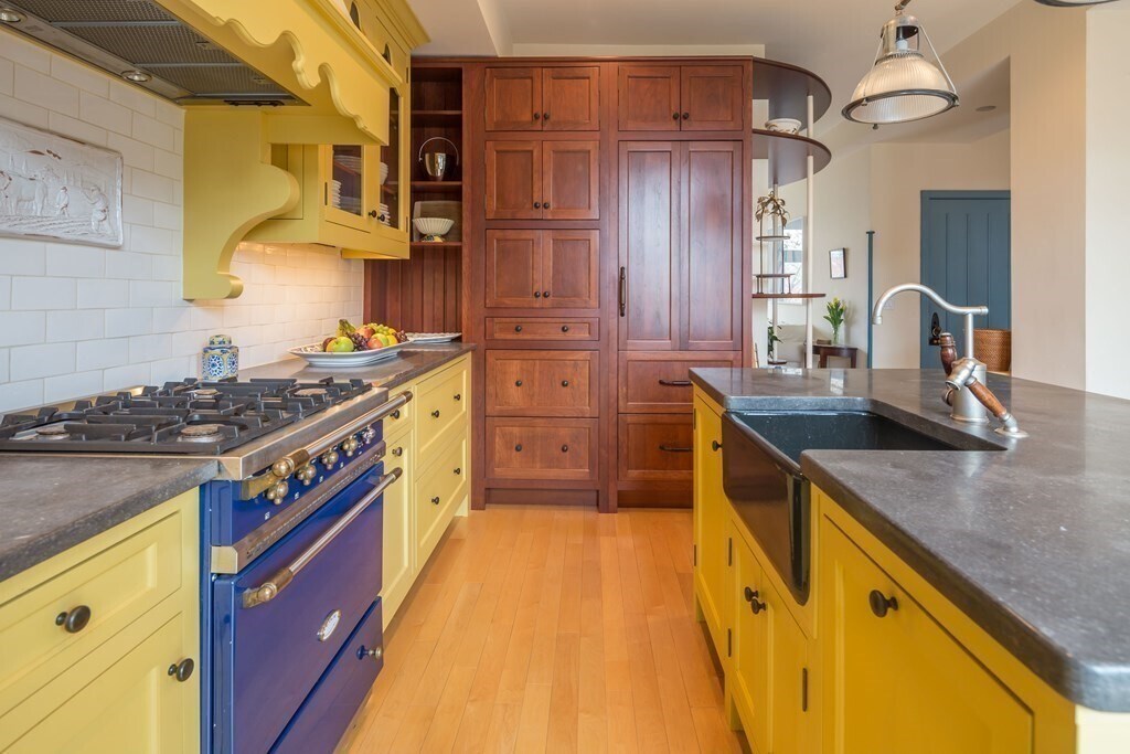 Primary Photo - 61 Pinckney St