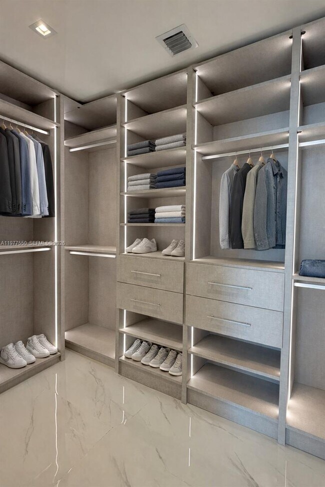 Foto del edificio - 700 NE 24th St