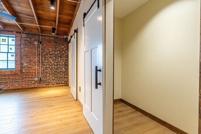 Foto del edificio - 453-800 E Main St