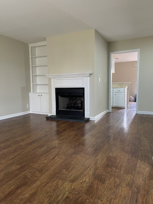 Building Photo - "Charming 3-Bed Townhouse with Cozy Fireplace in Prime Nashville Location – 1600 Sq Ft of Comfort!"