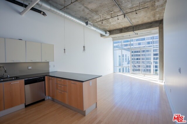 Primary Photo - 645 W 9th St