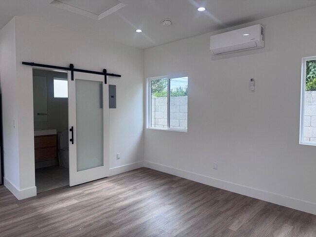 Puerta de granero para baño - 2320 N Naomi St