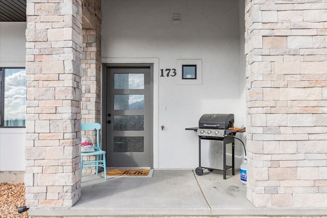 Building Photo - 475 175
