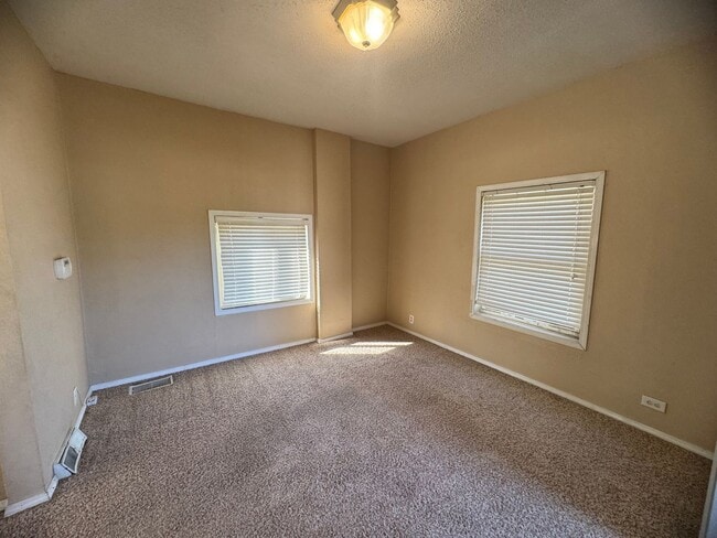 Foto del edificio - 3 bedroom home in Moline