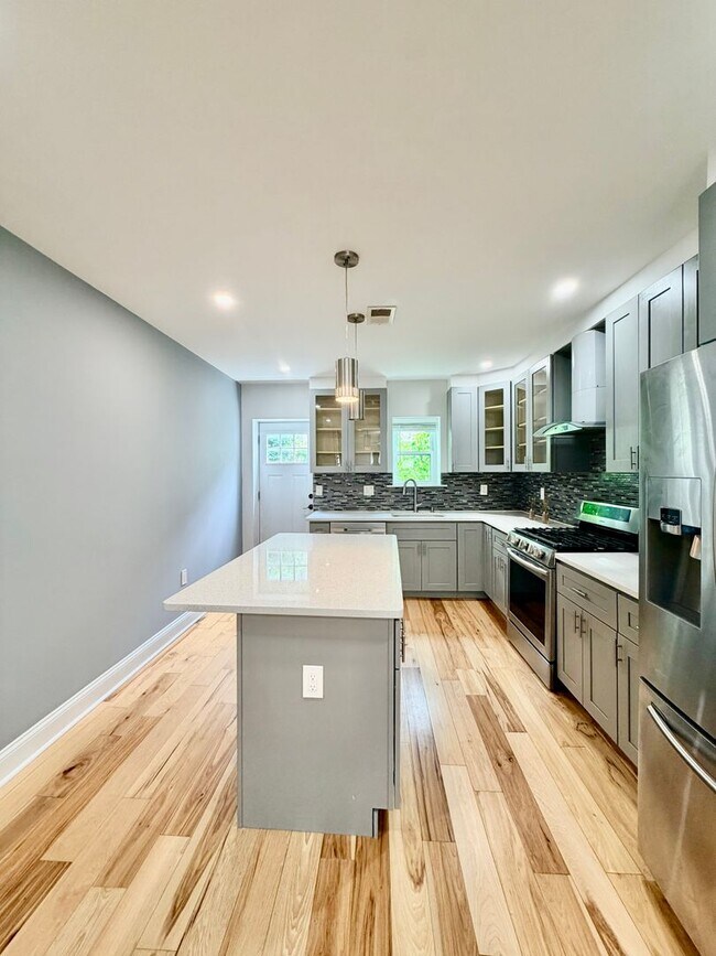 Building Photo - Modern 3-Bedroom Home with Rooftop Access, Finished Basement & Wet Bar