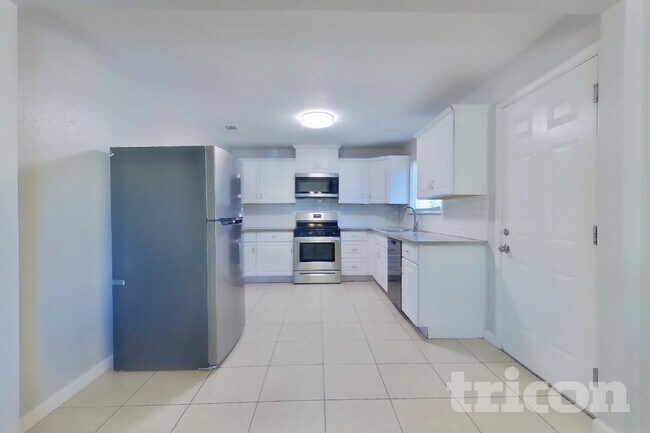 Foto del edificio - 5041 Whittier Dr