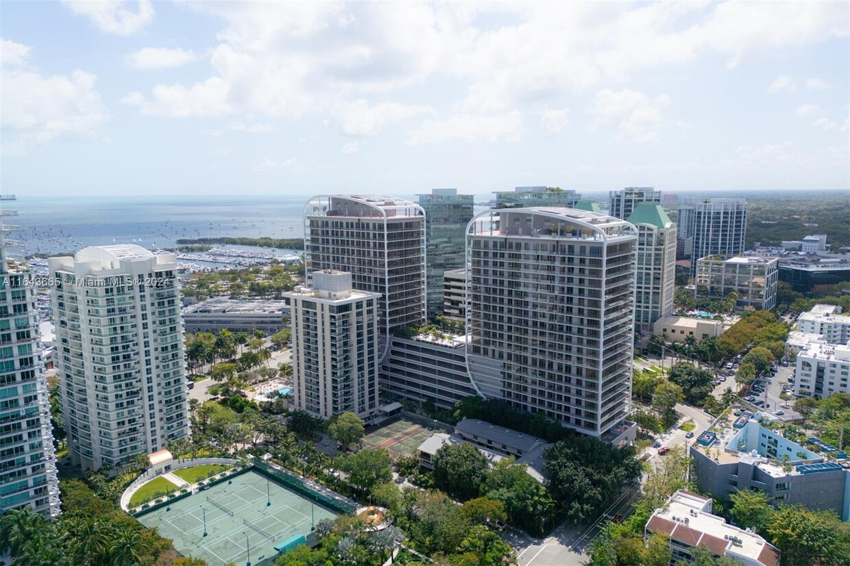 Foto principal - 2655 S Bayshore Dr