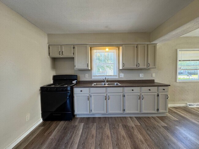 Foto del edificio - Beautiful 3 Bedroom, 1.5 Bath Townhome wit...