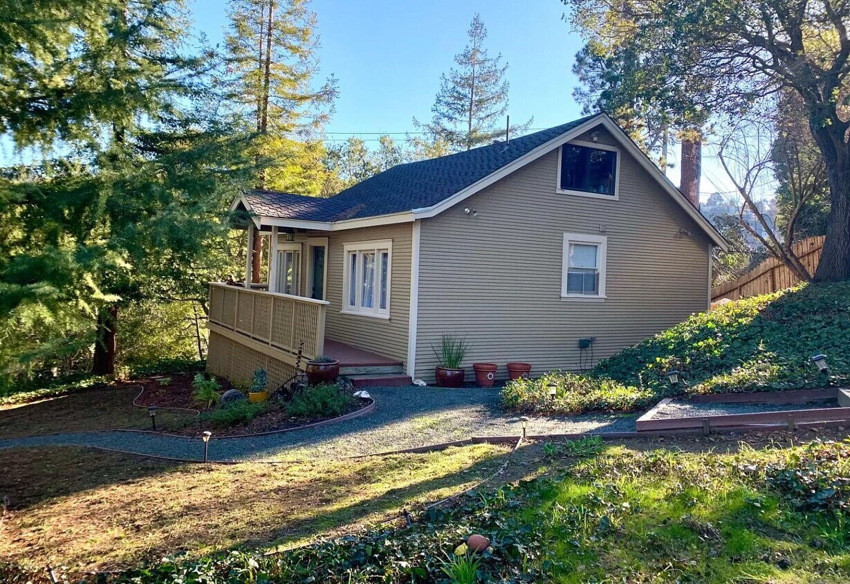 Building Photo - 5876 Merriewood Dr