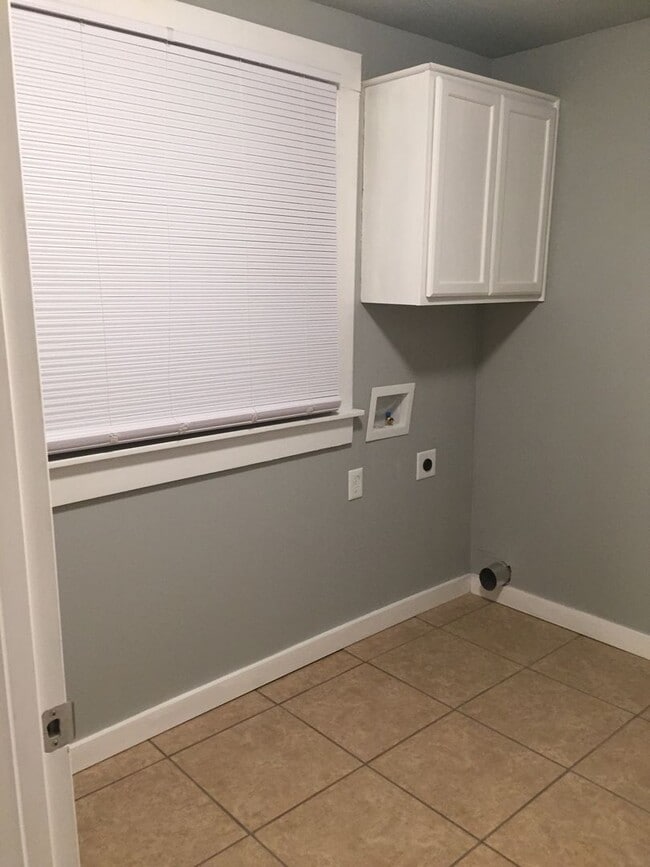 Building Photo - 1123 W Maple Ave