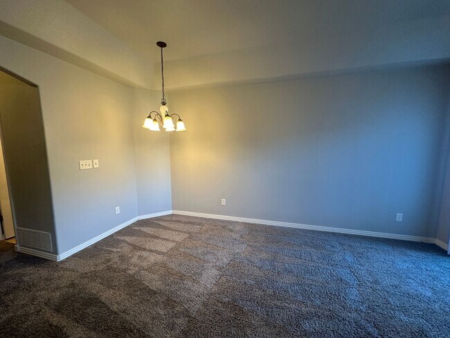 Foto del edificio - Beautiful 3/3/2 West Side Townhome with Views Available Now!!!