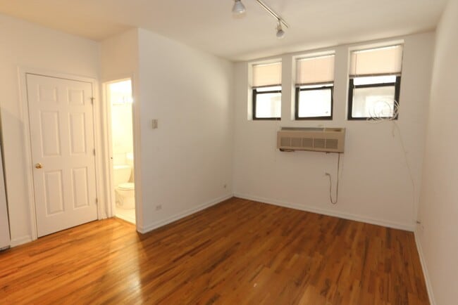 Building Photo - 920 W Dakin