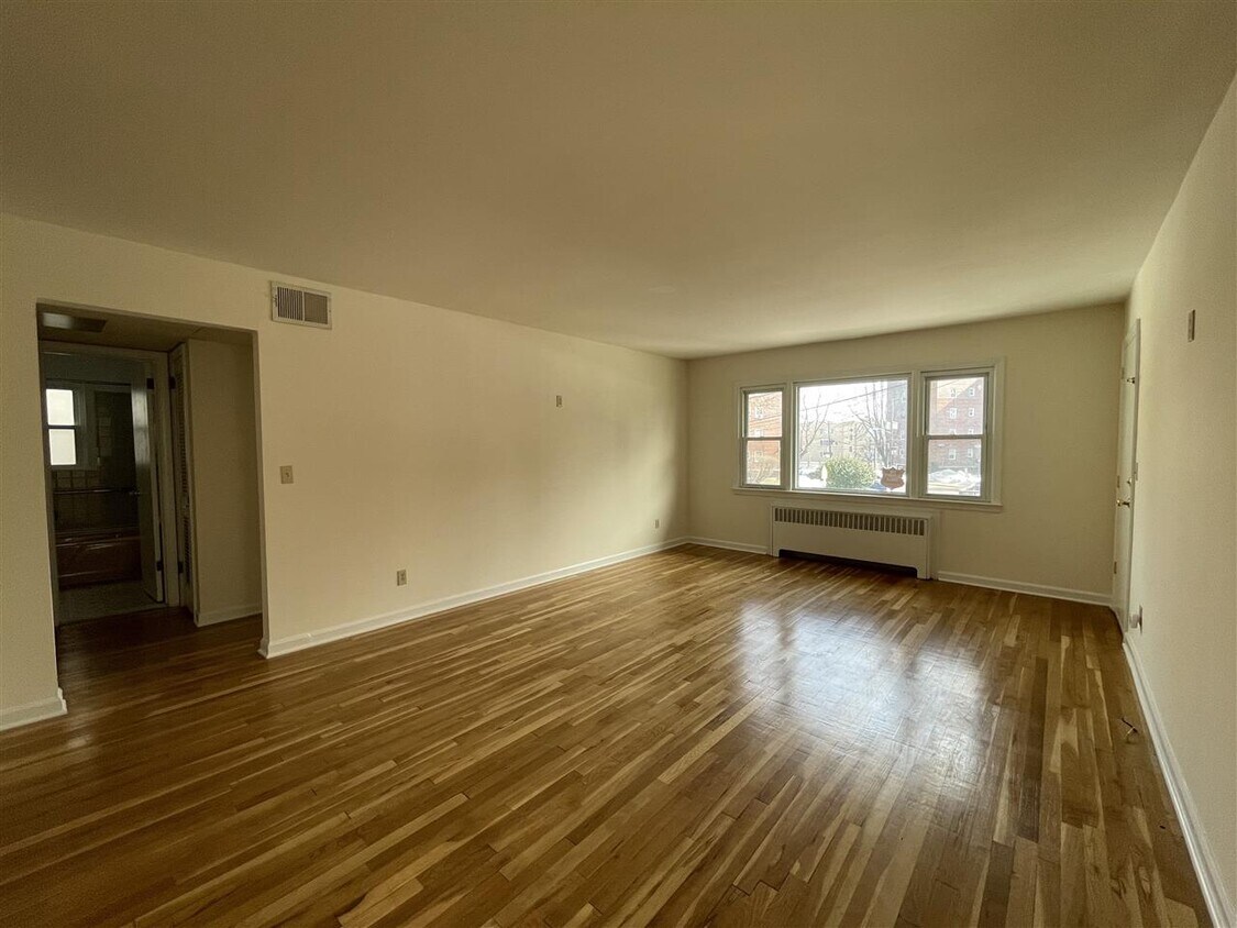 Primary Photo - 7201 Boulevard E