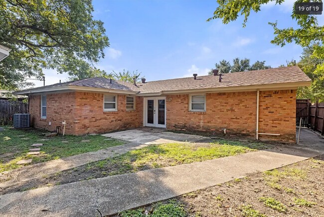 Building Photo - 2539 Hillsboro Ave