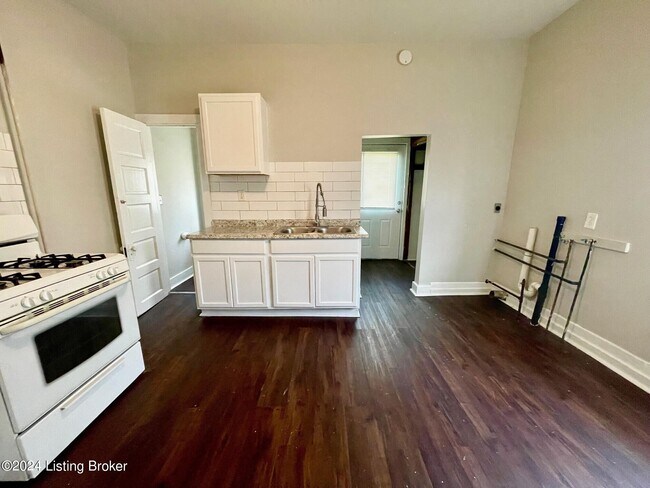 Building Photo - 841 Beecher St