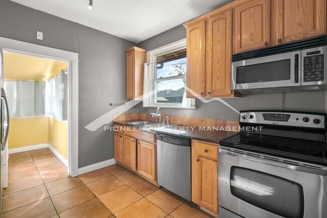 Foto del edificio - Beautiful Home with Washer/Dryer and Fenced Yard