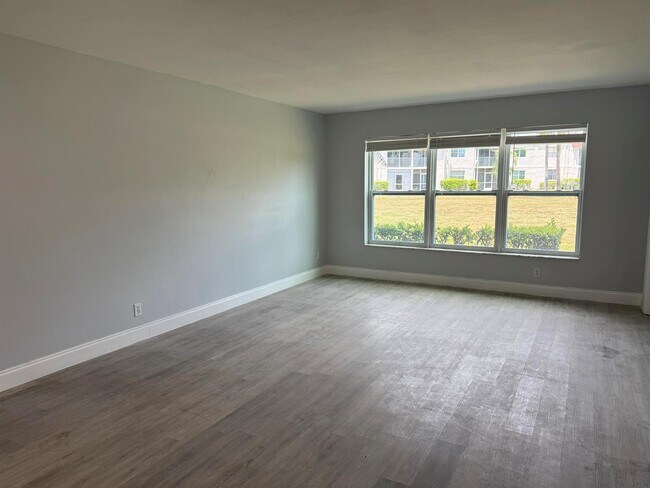 Foto del edificio - 7355 Woodmont Ter