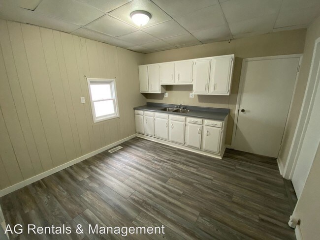 Building Photo - 3 br, 1 bath House - 954 Iowa St