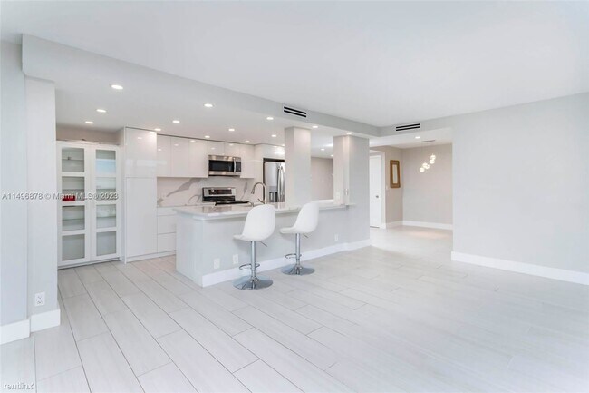 Building Photo - 3 br, 2 bath House - 3031 N Ocean Blvd Apt...