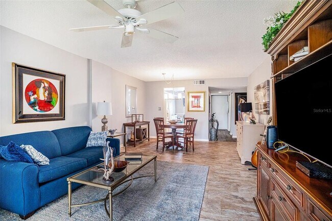 Foto del edificio - 2800 Cove Cay Dr