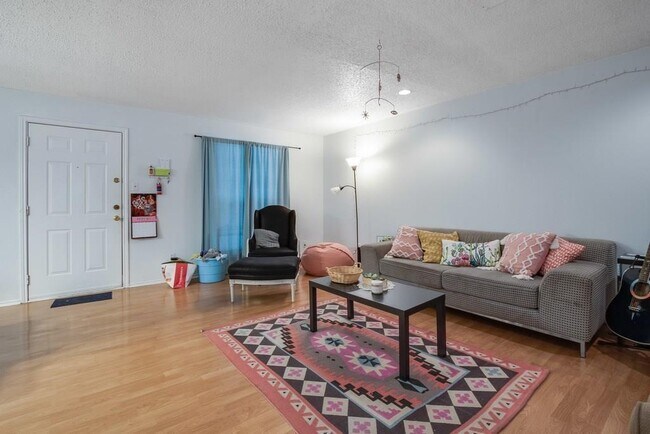 Foto del edificio - 2401 Leon St