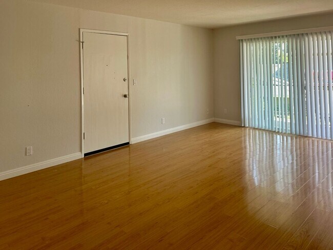 Photo - Spacious 2 Bedroom a Bath Upstairs Apartme... Apartment