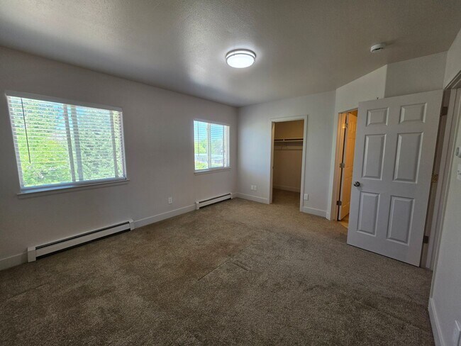 Building Photo - 3 Bed 2 1/2 Bath in Fruitvale
