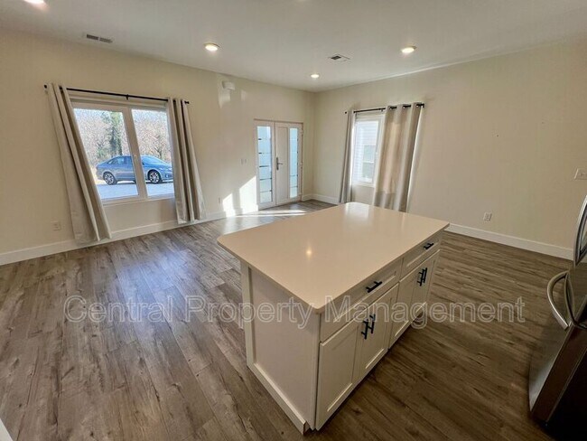 Building Photo - 32 Beverly Hills Dr